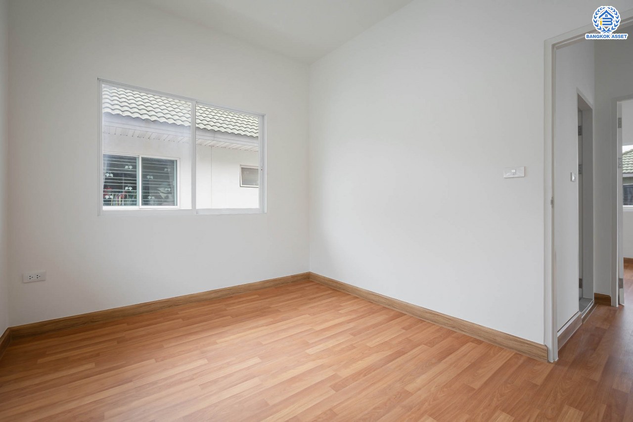 บ้านมือสองตกแต่งใหม่ ม.เดอะวิลล่า ราชพฤกษ์-ท่าอิฐ แบรนด์ Property Perfect เดินทางสะดวก เนื้อที่ 35.8 ตร.ว. ฟังก์ชัน 3 ห้องนอน 2 ห้องน้ำ จอดรถได้ 2 คัน บนทำเลเชื่อมต่อทั้ง ถ.รัตนาธิเบศร์ และถ.ราชพฤกษ์ และเพียง 10 นาทีถึงรถไฟฟ้า "สถานีบางรักน้อยท่าอิฐ"